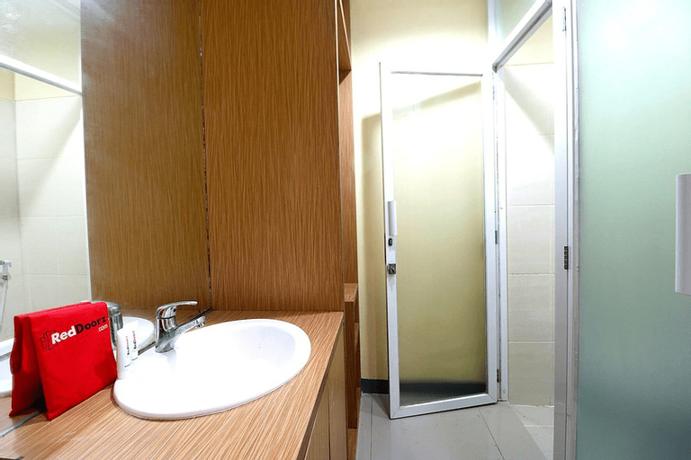 Bedroom 4, RedDoorz near ITC Cempaka Mas, North Jakarta