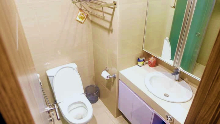 Bathroom, Galeri Ciumbuleuit 3 by AYA Stays, Bandung