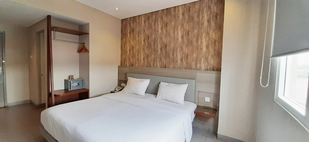 Lynn Hotel Serang Room Type - Smart Room Hollywood