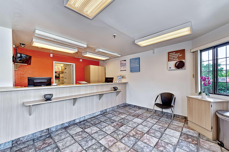 Public Area 2, Motel 6 Glenview, IL - Chicago North, Cook