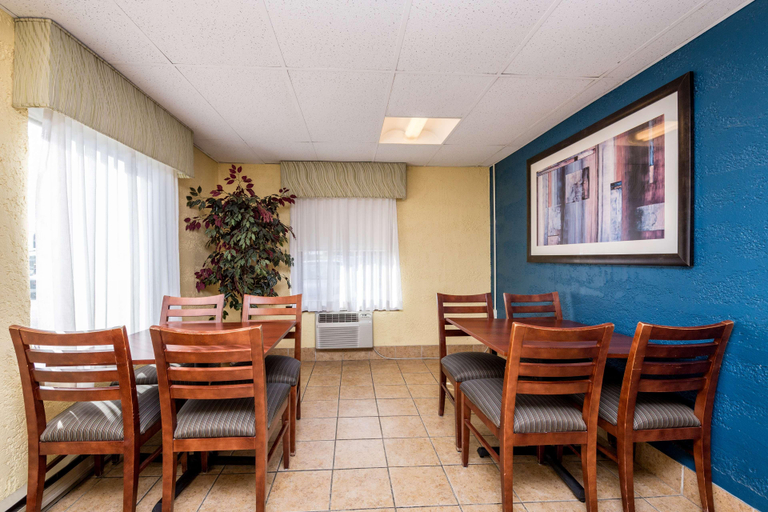 Public Area 2, Motel 6 Cedar Rapids, IA - Airport, Linn