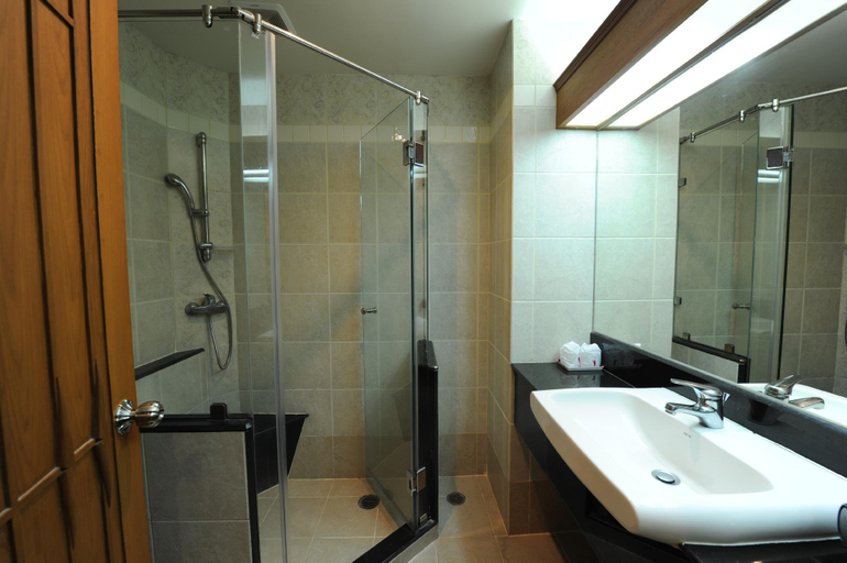 Bathroom 4, The Whitehouse Condotel, Pattaya