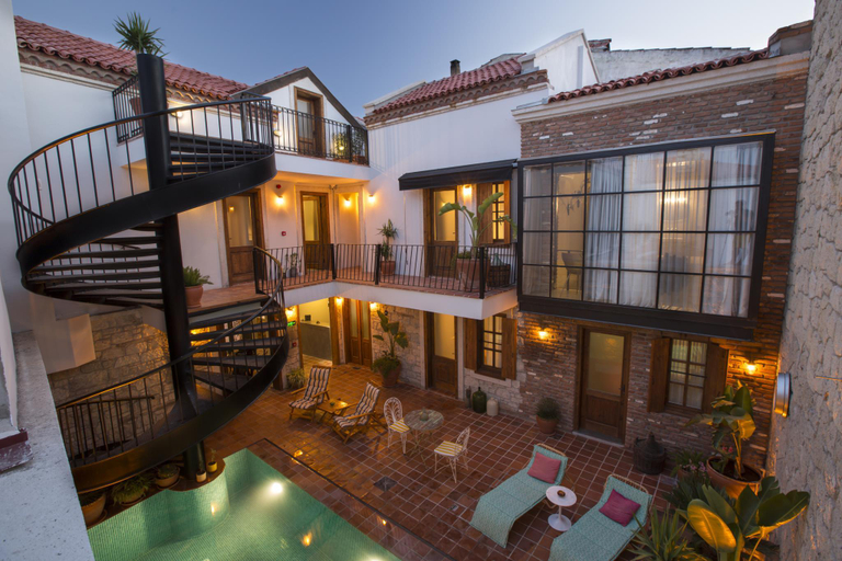 Exterior & Views