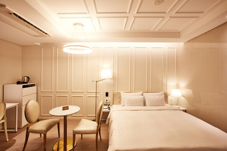 Bedroom 3, Hotel Wanted, Seo