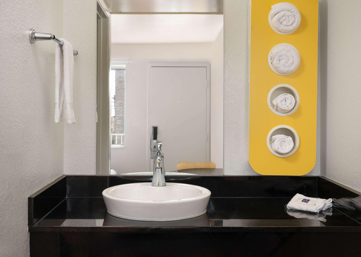 Bathroom 4, Vagabond Inn Santa Barbara - Carpinteria North, Santa Barbara