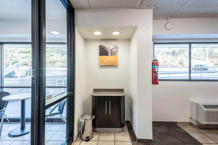 Public Area 3, Motel 6 Birmingham, AL, Jefferson