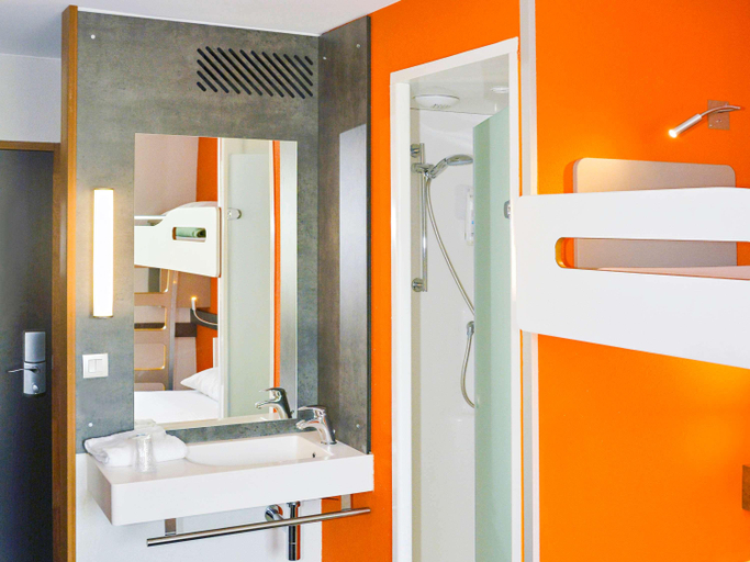 Bathroom 4, ibis budget Archamps Porte de Genève, Haute-Savoie