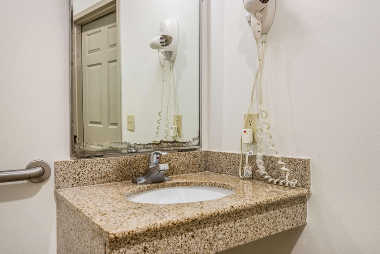 Bathroom 4, Studio 6 Sulphur La, Calcasieu