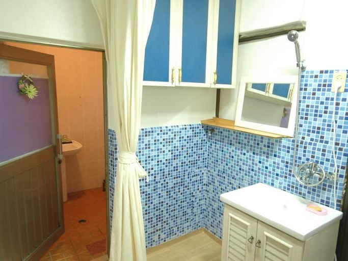 Bathroom 5, Apple Tree Guesthouse, Mapo