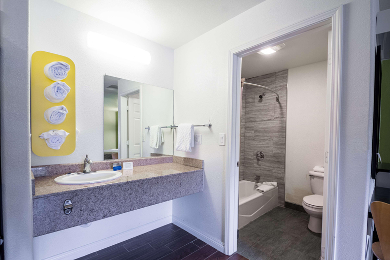 Bathroom 4, Fisherman's Cove Inn, Monterey