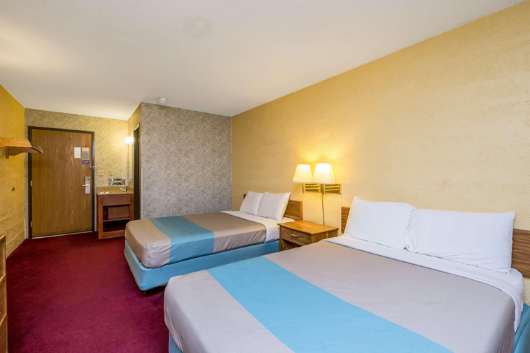 Bedroom 3, Motel 6 Cedar Rapids, IA - Airport, Linn