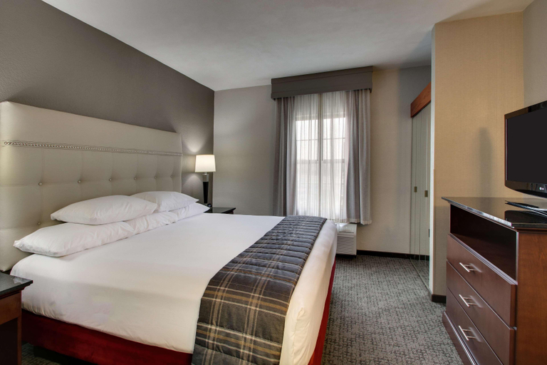 Bedroom 3, Drury Inn & Suites Northwest Medical Center, Bexar