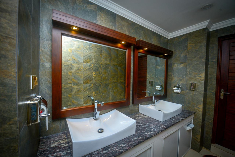 Bathroom 4, Galaxy Grand Hotel, Nuwara Eliya