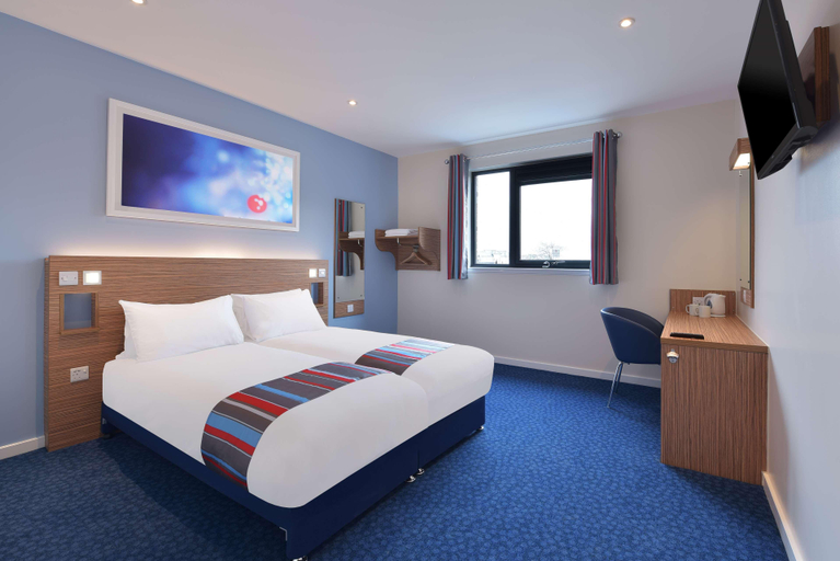 Bedroom 2, Travelodge Gloucester, Gloucestershire