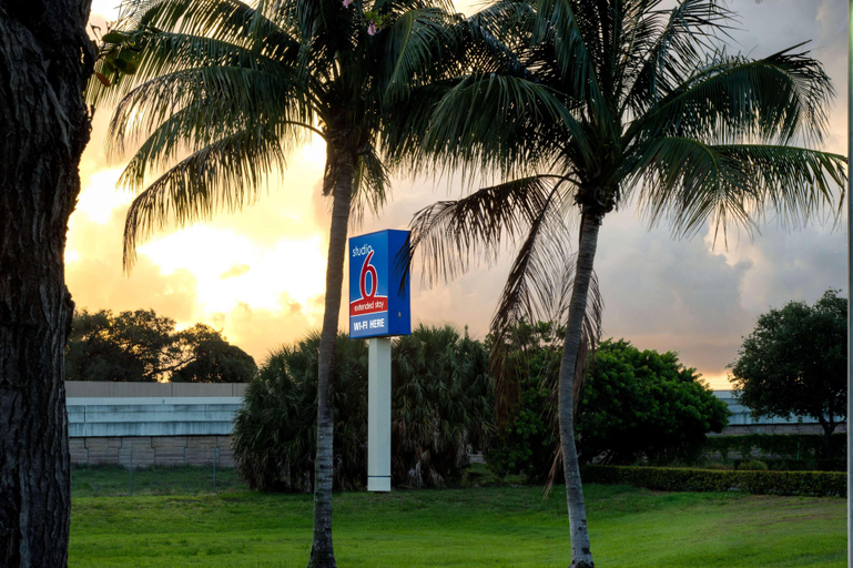 Exterior & Views 2, Studio 6 Extended Stay - West Palm Beach, FL, Palm Beach