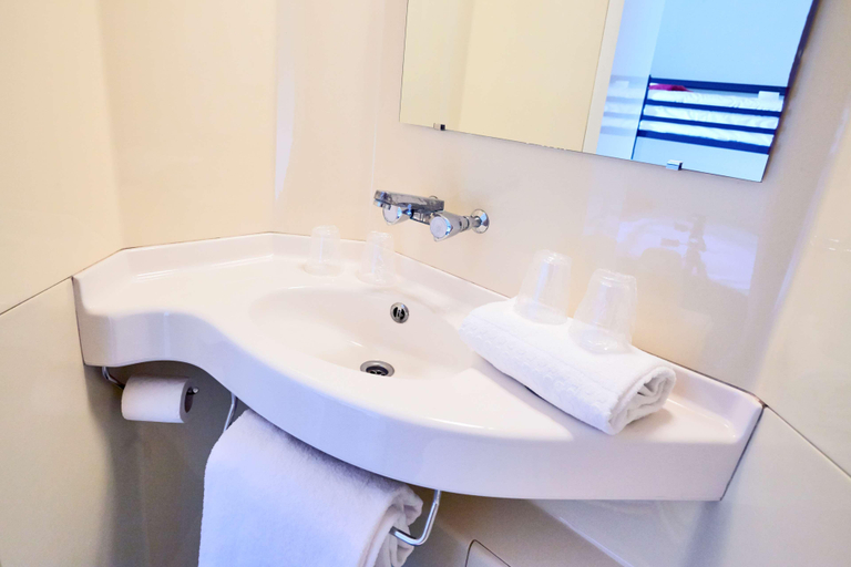Bathroom 5, Premiere Classe Caen Est - Mondeville, Calvados