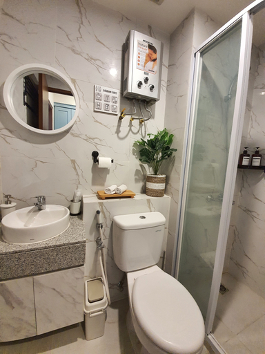 Bathroom 5, Cozy Boho Chic Room @ Grand Kamala Lagoon Bekasi, Bekasi