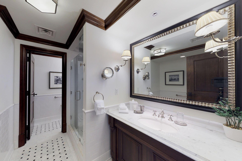 Bathroom 5, The Cloister, Glynn