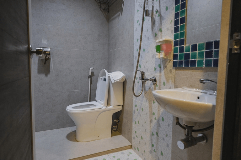 Bathroom 3, RedDoorz Plus near Gold Coast Ferry Terminal Batam, Batam