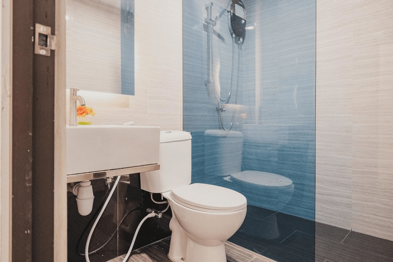 Bathroom, RedDoorz Apartment @ Batam Centre 3, Batam