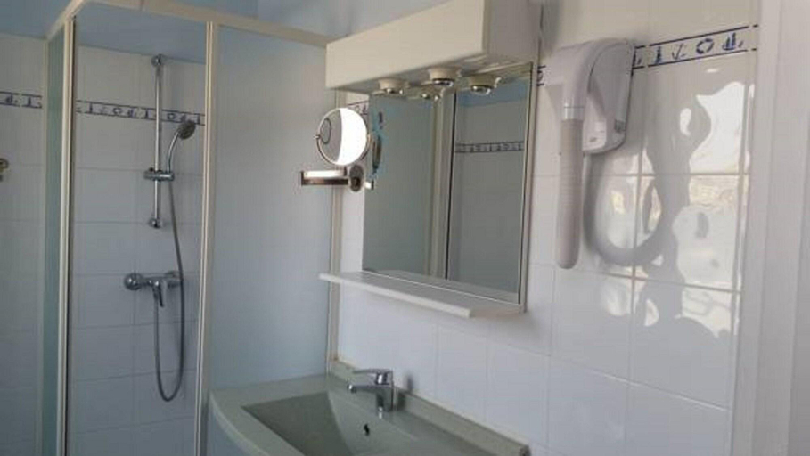 Bathroom 3, Hôtel Le Coureau, Charente-Maritime