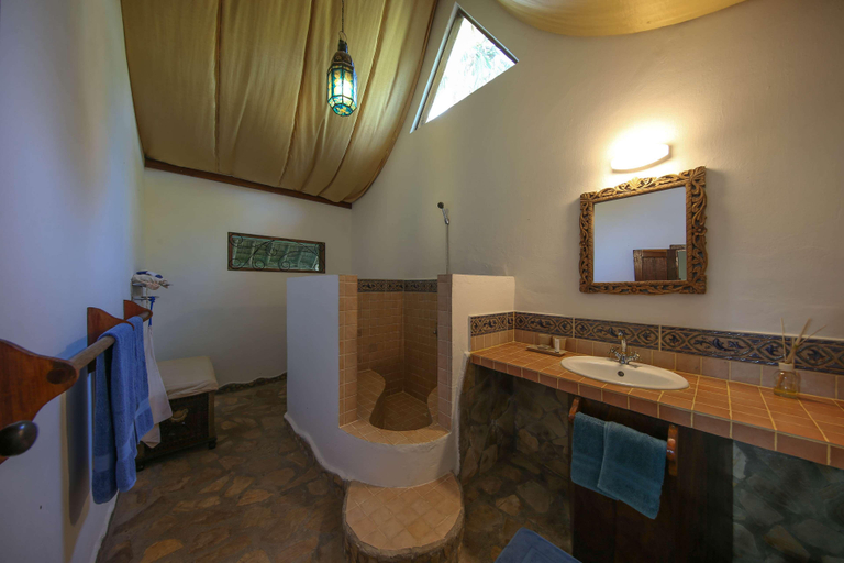 Bathroom 4, Kinasi Lodge, Mafia