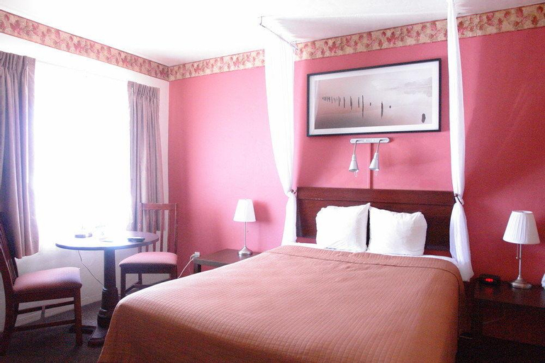 Bedroom 3, Golden Bear Hotel, Alameda