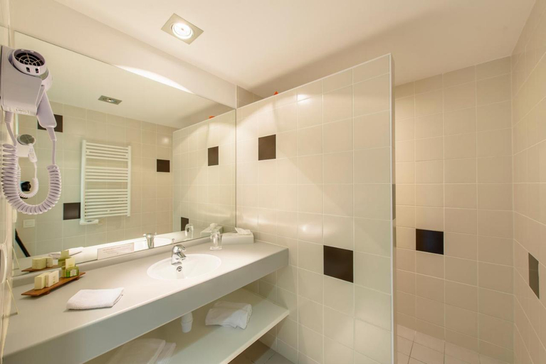 Bathroom 3, Logis Hotel le Chatard, Rhône