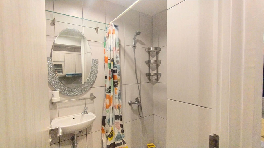 Bathroom 5, Apartement Grand Kamala Lagoon by Rebahan.id, Bekasi