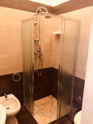 Bathroom 3, Maison Arena Toledo, Napoli