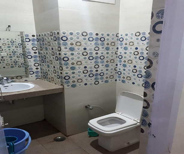 Bathroom 5, Hotel Ishan, Reasi