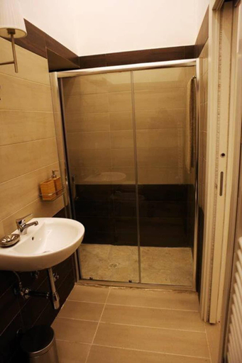 Bathroom 2, Maison Arena Toledo, Napoli