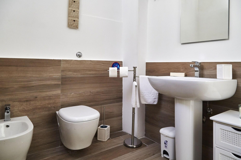Bathroom 5, Maison Toledo 210, Napoli