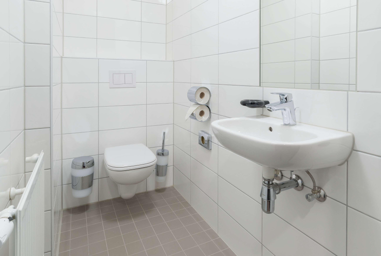 Bathroom 4, Ramada Encore By Wyndham Munich Messe, München