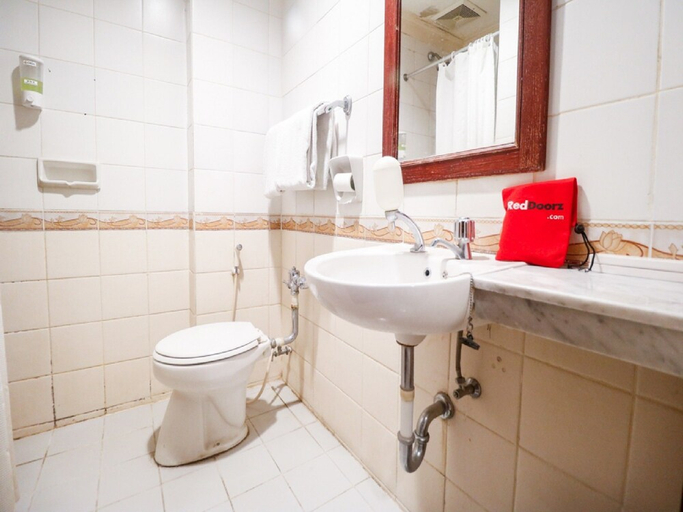 Bedroom 4, RedDoorz Plus near Senopati 2, South Jakarta