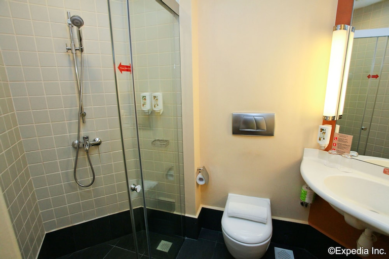 Bedroom 3, ibis Singapore On Bencoolen, Singapore