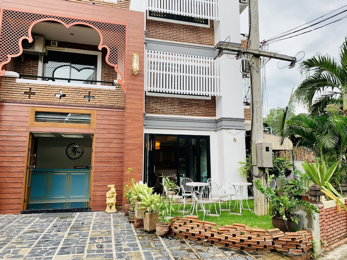 Exterior & Views