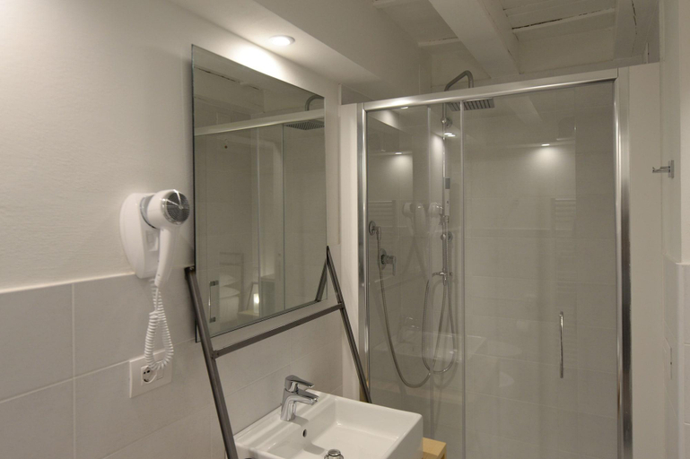 Bathroom 4, Piano Tre, Verona