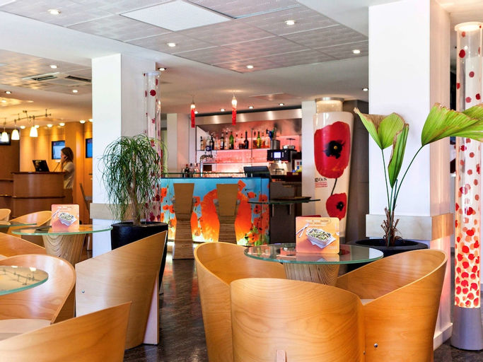 Public Area 2, ibis Lyon Est Bron, Rhône