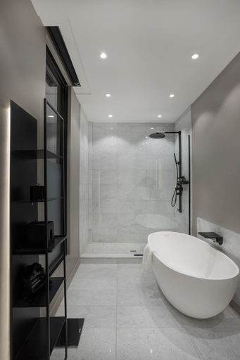 Bathroom 5, Hôtel St-Thomas, Montréal