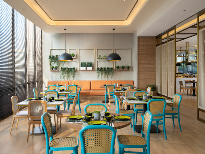 Hilton Garden Inn Jakarta Taman Palem - Food & Drinks