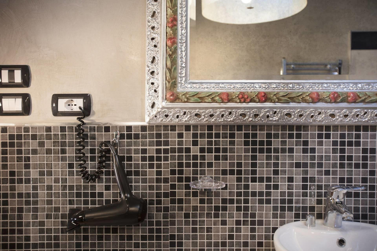 Bathroom 4, Corte Rosantico, Verona