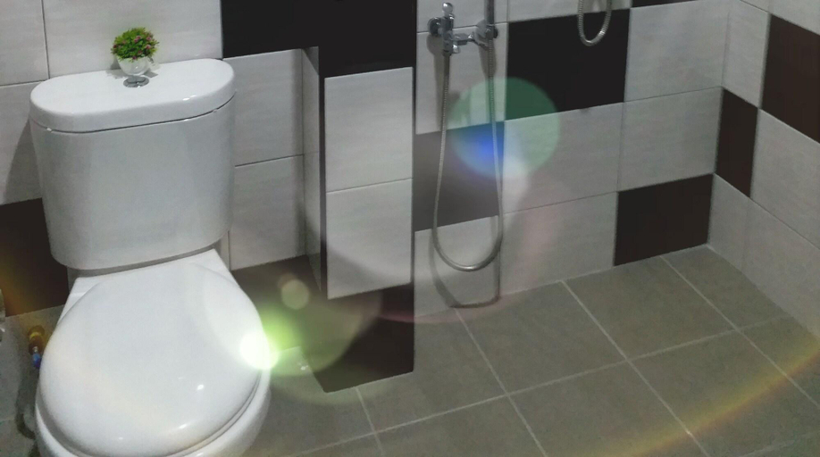Bathroom 5, SK Rest Home 2, Kinta
