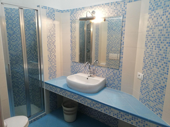 Bathroom 5, Villa Loreta, Napoli