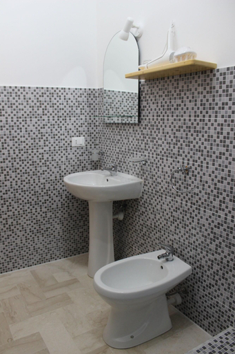 Bathroom 4, Casa Chiarenza, Trapani