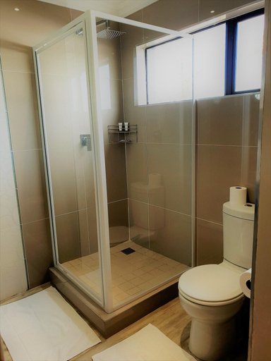 Bathroom 4, Riverview Guesthouse, Buffalo City