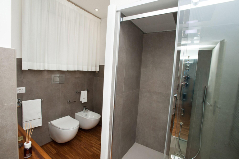 Bathroom 5, Naca Suite, Catania