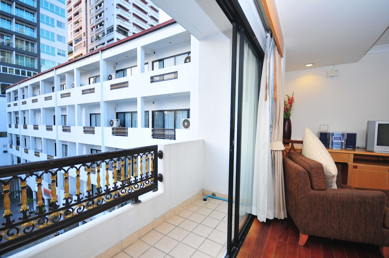 Exterior & Views 21