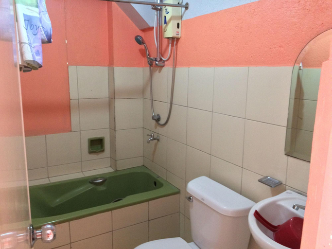 Bathroom 5, El Paso Inn, Tagaytay City