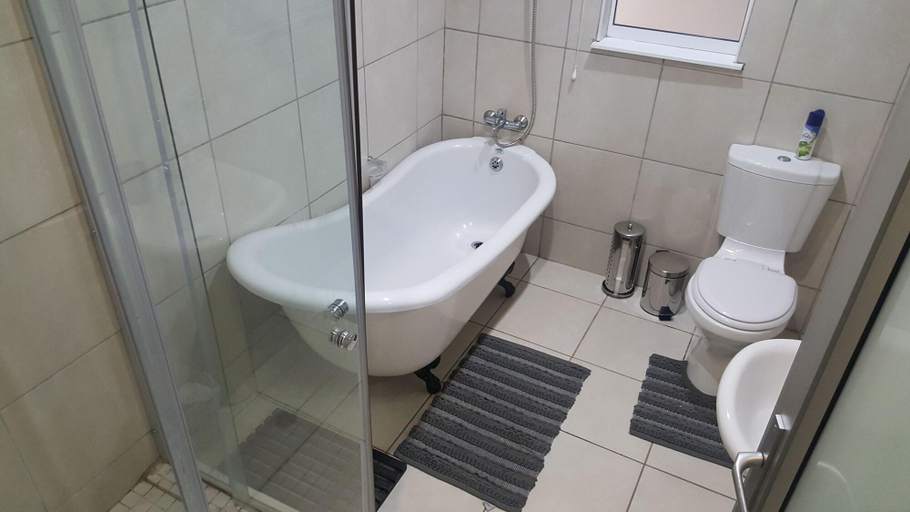 Bathroom 5, AQE Accommodation, Buffalo City